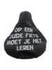 Zadelovertrek met tekst '' op een oude fiets moet je het leren '' - Zwart / Wit - PVC - Rekbaar - G
