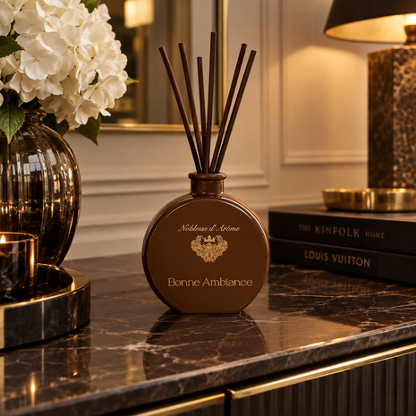 Luxe Geurstokjes PURE GOLD PURITY - Bruin / Goud - 1000 ml - Noten Houtachtige Geur - Vegan - Gedraaide geurstokjes voor optima