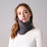 Travel Pillow - Grijs - Fleece Stof - Reiskussen - Met handige opbergzak - Compact en Lichtgewicht - Nekkussen - Opvouwbaar