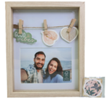 Fotolijst SUZANNE met 3 knijpers - Verticaal - Bruin - Hout / Glas - 10 x 15 cm - Assorti Fotolijst SUZANNE met 3 knijpers - Verticaal - Bruin - Hout / Glas - 10 x 15 cm - Assorti
