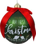 Cadeau Kerstbal 'Our First Christmas' - Groen / Rood - Glas - Ø 9.5 cm Cadeau Kerstbal 'Our First Christmas' - Groen / Rood - Glas - Ø 9.5 cm