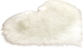 Hartvormige Schapenvacht WILLO - Wit - Polyester - Langharig - Decoratief Imitatiebont Kleed - Dierenvel - 75 x 70 cm Hartvormige Schapenvacht WILLO - Wit - Polyester - Langharig - Decoratief Imitatiebont Kleed - Dierenvel - 75 x 70 cm