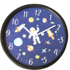 Stijlvolle klok met Atronauten print - Zwart / Blauw / Multicolor - Kunststof - 22 x 20 cm - Astronautendesign - Kinderkamer - Decoratief