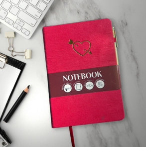 Valentijn Dagboek velvet met pen - Rood / Goud - Papier / Metaal - 24.9 x 16.1 x 1.5 cm - Dagboek - Notitieboek - Boekje - Schrijven - Schrijfwaren