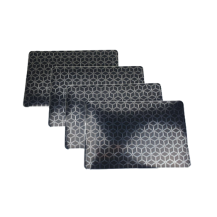 Placemats met Kubus motief EVAN - Zwart / Zilver - Kunststof - 44 x 29 cm - Set van 4 - aanmaakblokjes Placemats met Kubus motief EVAN - Zwart / Zilver - Kunststof - 44 x 29 cm - Set van 4 - aanmaakblokjes