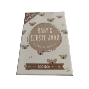 Baby's eerste jaar - Boekbox - Koala - Invulboek - Creme / Bruin - 40 kaarten Baby's eerste jaar - Boekbox - Koala - Invulboek - Creme / Bruin - 40 kaarten