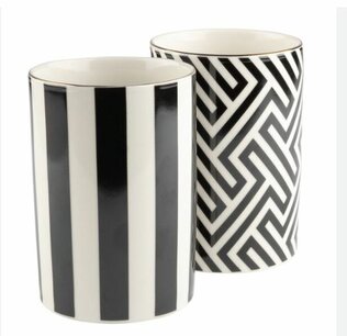 Luxe Mokken TATE - Set van 2 - Streep en Gevormd - Zwart / Wit - 11,5cm x 7 cm - 350 ml - Design Koffiemokken Porselein - Moderne Keramische Drinkbekers voor Koffie, Thee & Cappuccino Luxe Mokken TATE - Set van 2 - Streep en Gevormd - Zwart / Wit - 11,5cm x 7 cm - 350 ml - Design Koffiemokken Porselein - Moderne Keramische Drinkbekers voor Koffie, Thee & Cappuccino