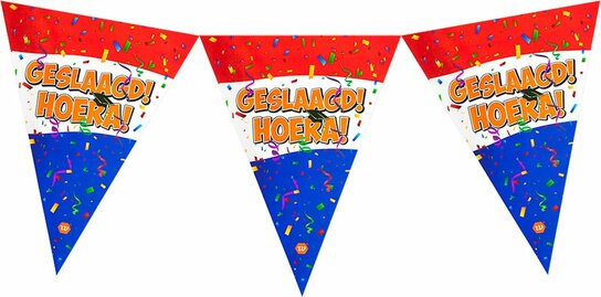 Vlaggenlijn ''Geslaagd Hoera!'' - Slinger - 4 meter Vlaggenlijn ''Geslaagd Hoera!'' - Slinger - 4 meter