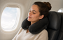 Travel Pillow - Zwart - Zachte Velvet Stof - Reiskussen - Compact & Lichtgewicht - Nekkussen - Met Sluiting - Ergonomisch O
